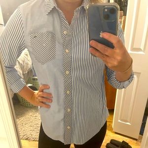 Vineyard Vines adorable & fun button down shirt - Size 2
